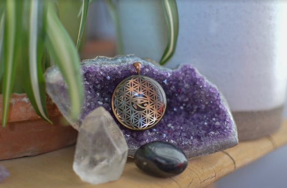 Orgonite® Pendant - Eye of Ra Horus orgone® amulet pendant with quartz crystal. Protection from EMF / RF radiation of cell phone