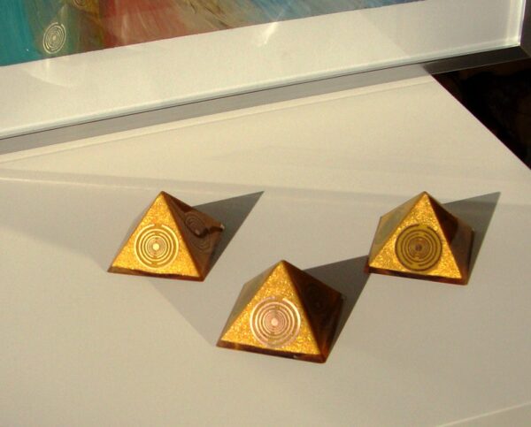 Orgone orgonite® powerful medium golden pyramid, quintuple power, 5 gold-plated Lakhovsky MWOs, Golden Ratio, abundance, welfare, prosperity