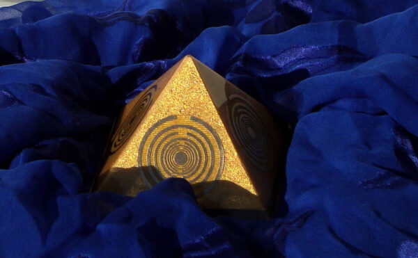 Orgone orgonite® powerful medium golden pyramid, quintuple power, 5 gold-plated Lakhovsky MWOs, Golden Ratio, abundance, welfare, prosperity