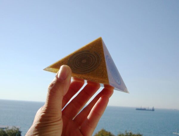 Orgone orgonite® powerful medium golden pyramid, quintuple power, 5 gold-plated Lakhovsky MWOs, Golden Ratio, abundance, welfare, prosperity