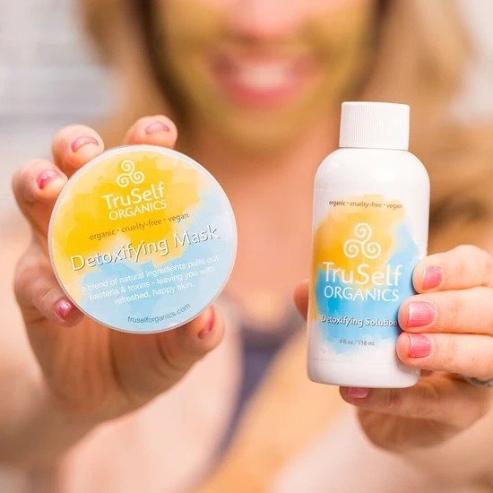 Achieve a Glowing, Shine-Free Complexion with Our All-Natural USA-Made Detoxifying Mask